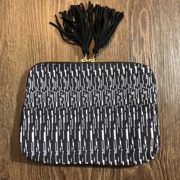 Bloom & Give Kavya Clutch - Picture 2 of 11